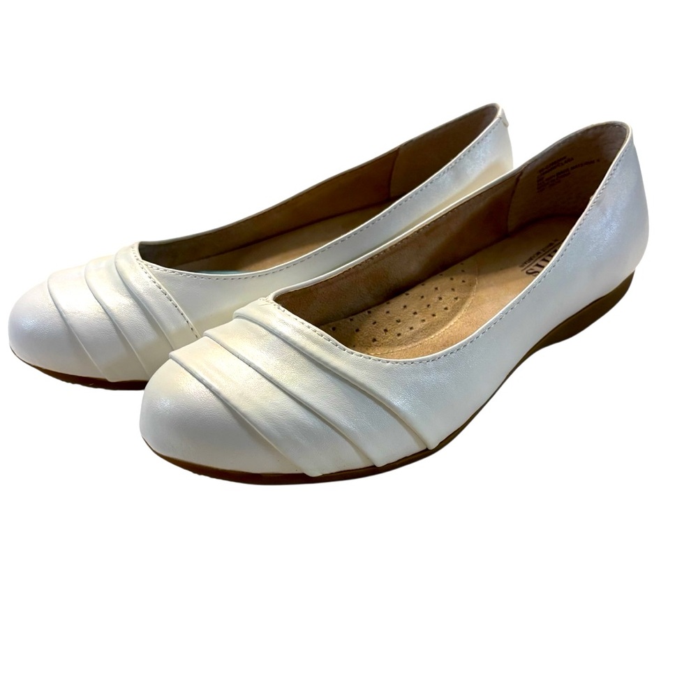 Cliffs by White Mountain Clara FlatSize 9W White Cushioned Sole Arch Support